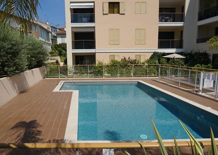 Palm With Swimming Pool In A * Cannes
